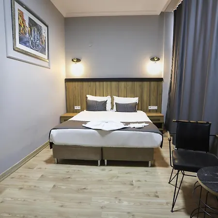 La Pera Suıtes 3*